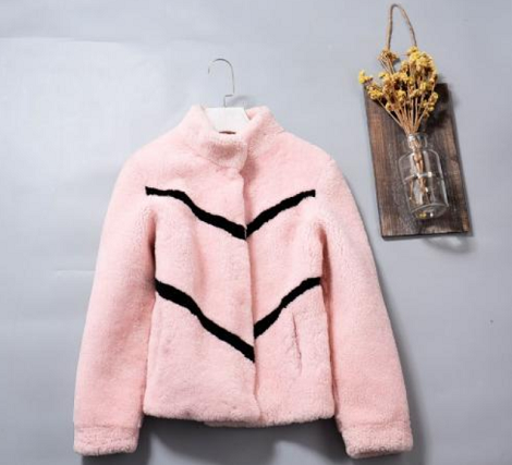 羊羔毛<a href=http://suxiaomao.cn/ target='_blank'>面料</a>的特點(diǎn)有哪些？羊羔毛面料多少錢一米？